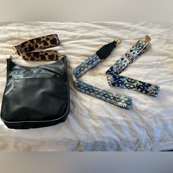 Adorned vegan leather bag with three straps - Picture 3 of 4